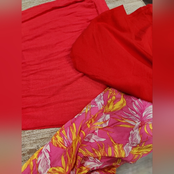 3 for 25!!!! ASHLEY INTERNATIONAL Bermuda shorts and 2 TOPS!! - Picture 7 of 14